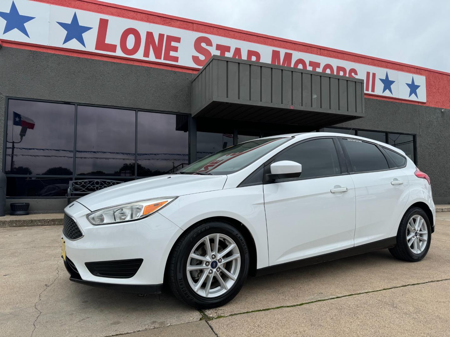 2018 WHITE /Gray FORD FOCUS SE 4dr Hatchback (1FADP3K25JL) with an 2.0L I4 engine, Automatic 6-Speed transmission, located at 5900 E. Lancaster Ave., Fort Worth, TX, 76112, (817) 457-5456, 0.000000, 0.000000 - This is a 2018 Ford Focus SE 4dr Hatchback that is in excellent condition. There are no dents or scratches. The interior is clean with no rips or tears or stains. All power windows, door locks and seats. Ice cold AC for those hot Texas summer days. It is equipped with a CD player, AM/FM radio, AUX p - Photo#0